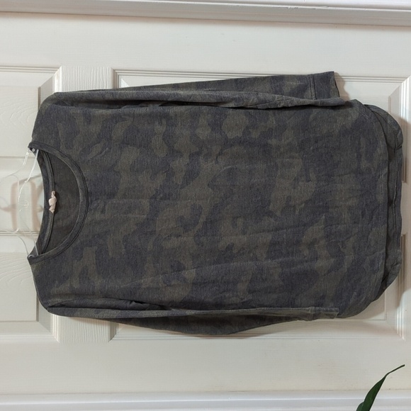 June and Delaney Women's Long Sleeve Camo Sweatshirt Size Small - Picture 1 of 7